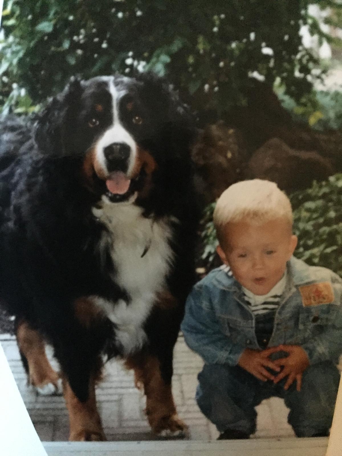 Dierenarts Pim als klein kind samen met zijn hond